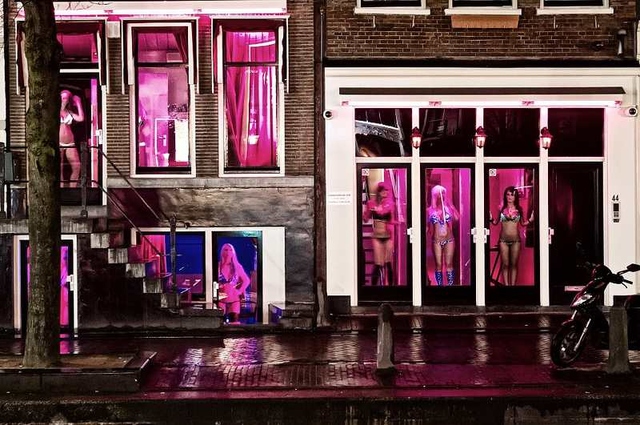 Red light District, Amsterdam – Source: Flickr @and-vi