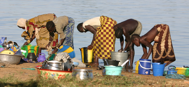 Women washing their clothes and collecting drinking water along the Niger